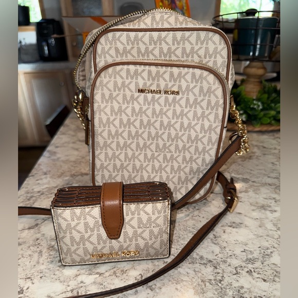 Michael Kors crossbody with Cream and Tan Card Holder - Picture 1 of 16